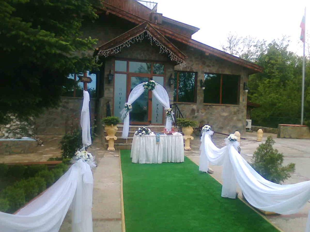 Хотел Галина Палас Srem Exterior foto