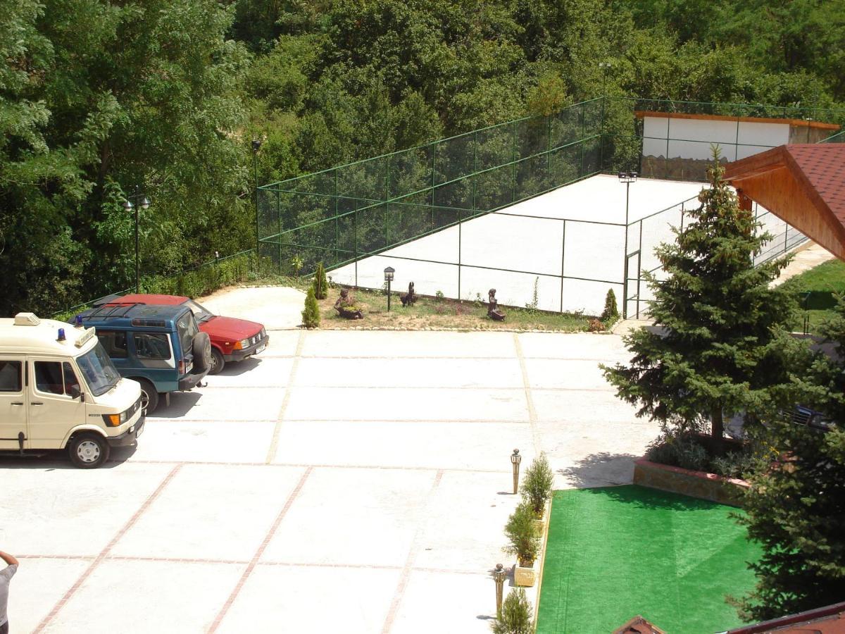 Хотел Галина Палас Srem Exterior foto