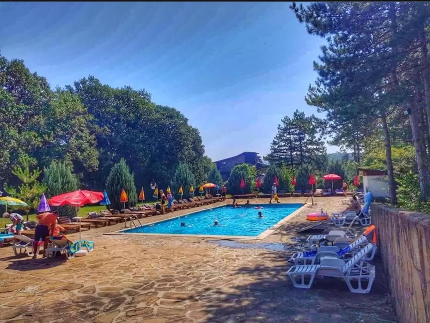 Хотел Галина Палас Srem Exterior foto