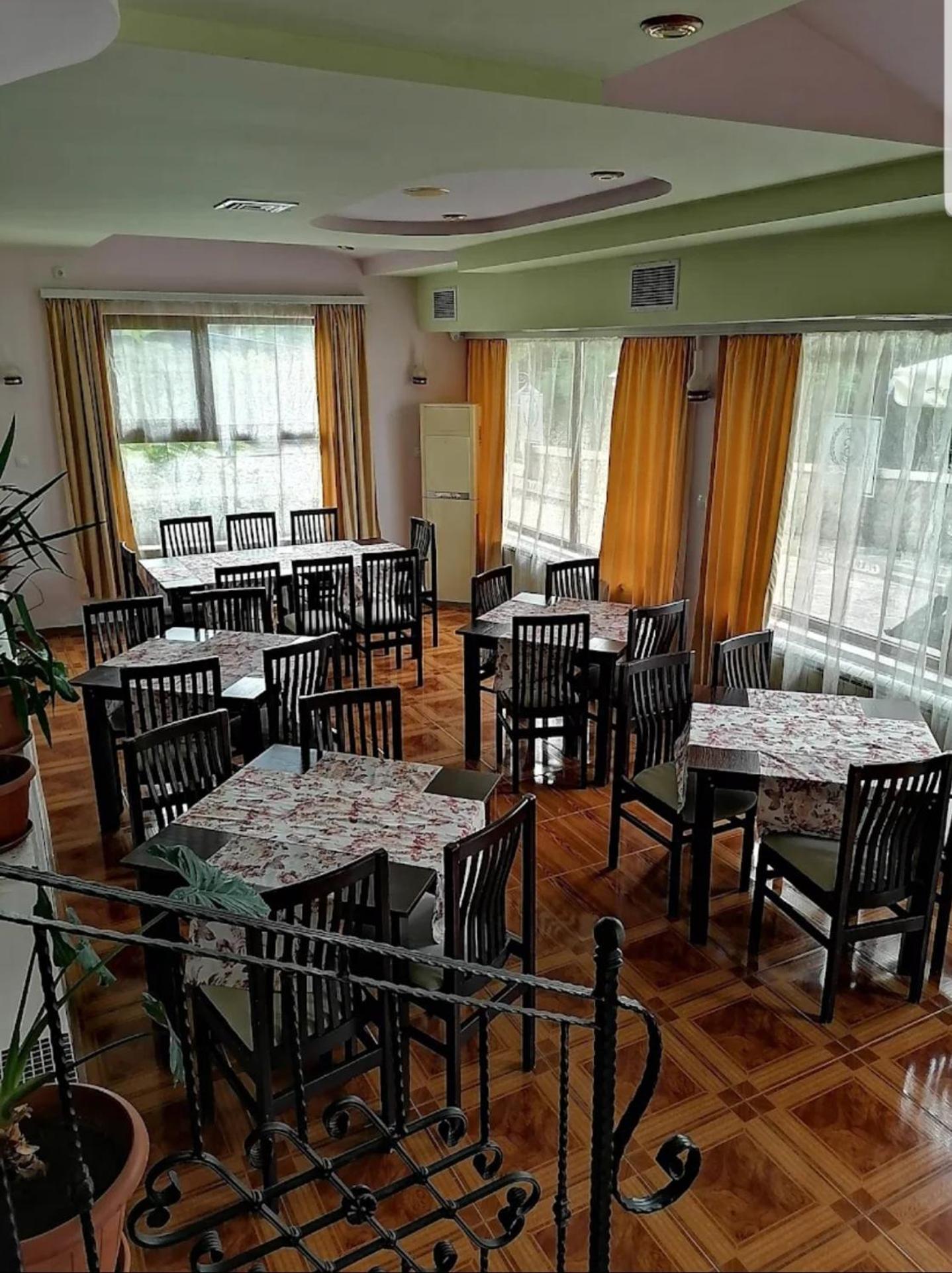 Хотел Галина Палас Srem Exterior foto